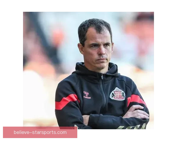 巴恩斯利足球俱乐部宣布新赛季阵容调整及教练团队变动